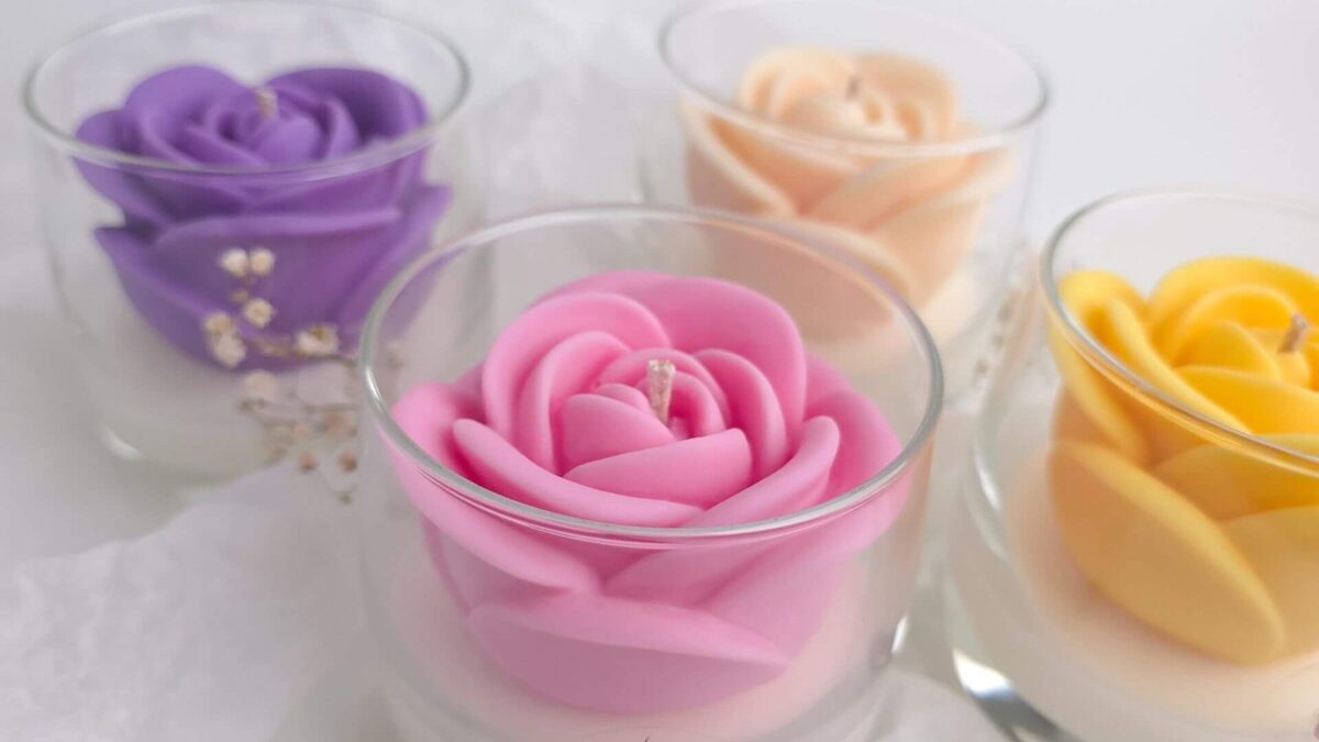 Krāsainas aromātiskās sveces stikla glāzēs